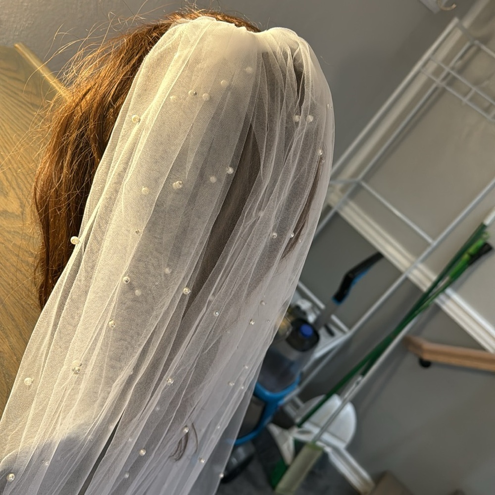 Veil-with Pearls Throughout-NEW WITHOUT TAGS​ - Picture 2 of 7